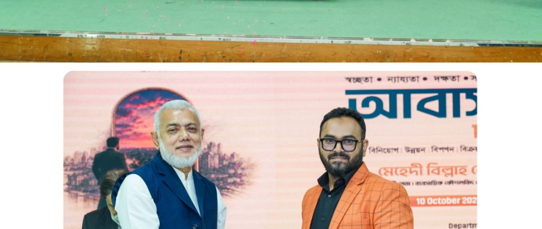 অনুষ্ঠানে বই উপহার দেওয়ার মুহূর্ত